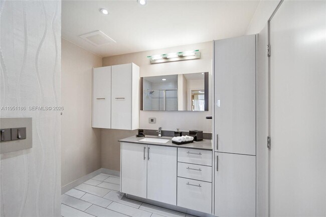 Building Photo - 999 SW 1st Ave