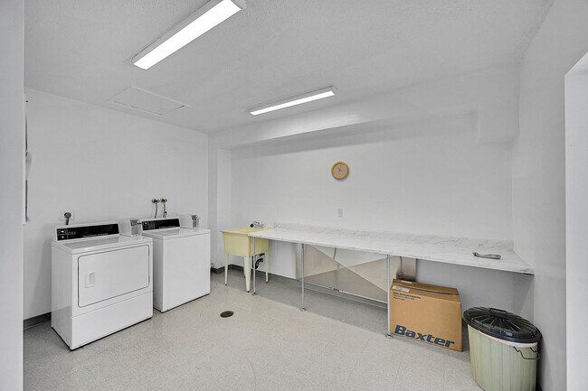 Building Photo - 2340 SW 22nd Ave