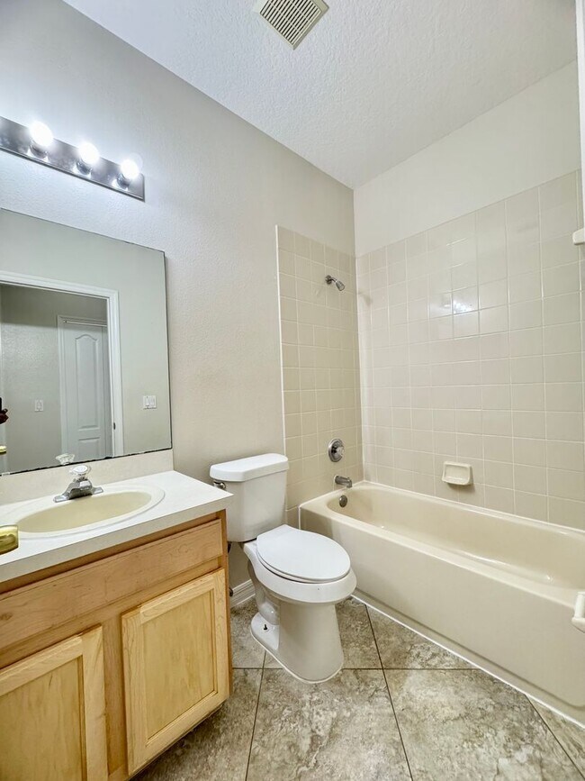 Building Photo - Beautifully Updated 4/3, Gated Community, ...