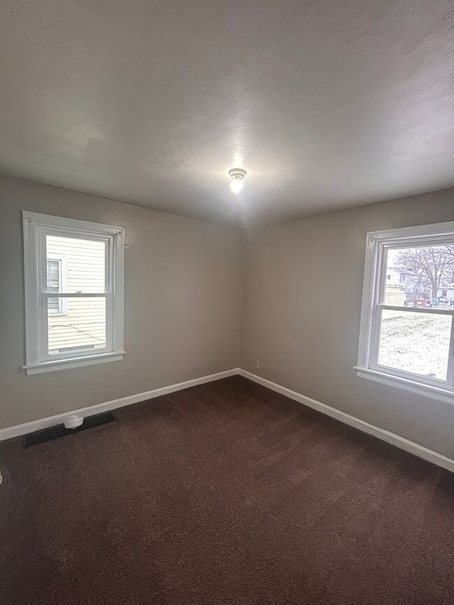 Building Photo - 4430 S Park Dr