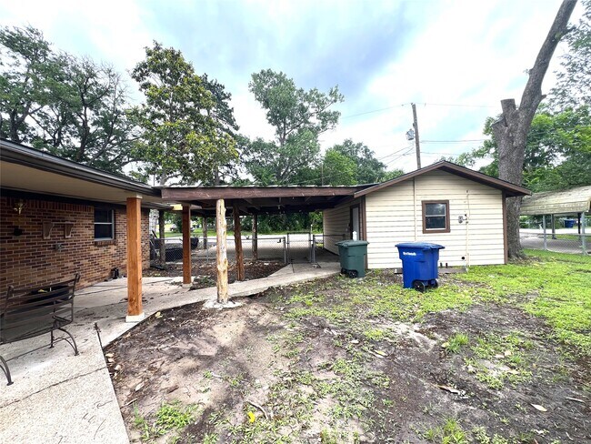 Building Photo - 377 State Hwy 75 N