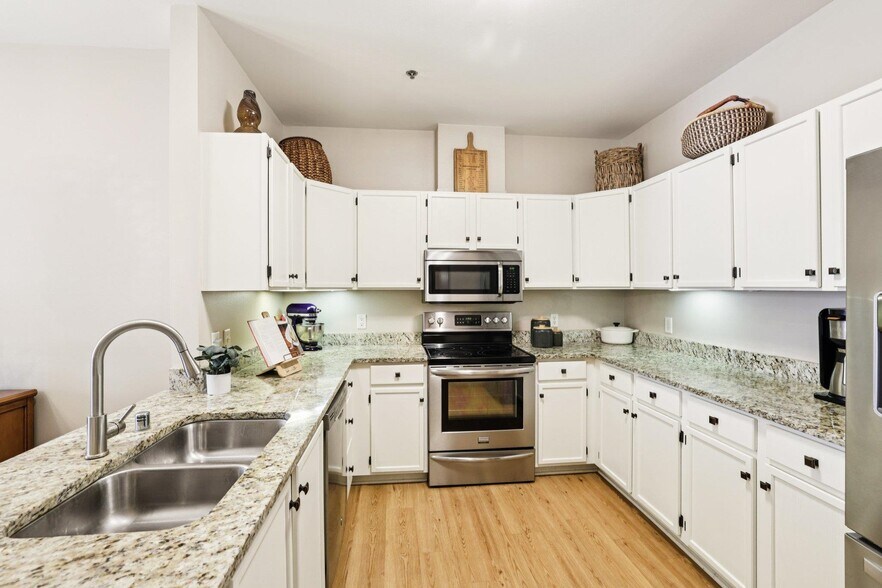 Kitchen - 301 Harbour Town Dr