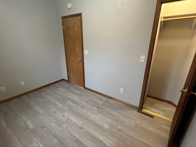 Building Photo - 2 Bed 1 Bath