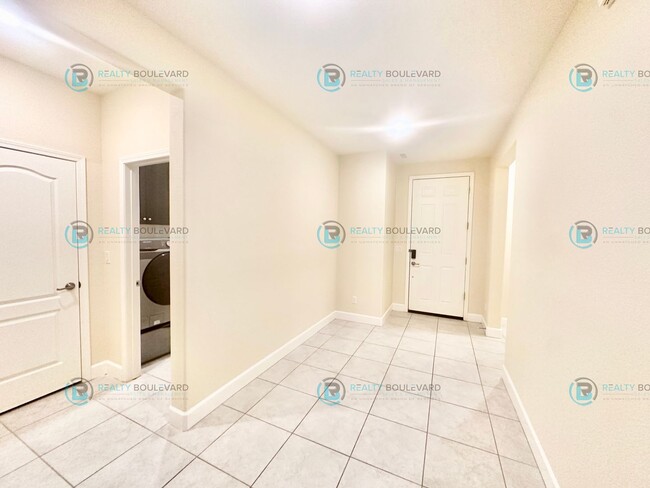 Building Photo - Beautiful 4 Bedroom, 2 Bathroom, 2 car gar...