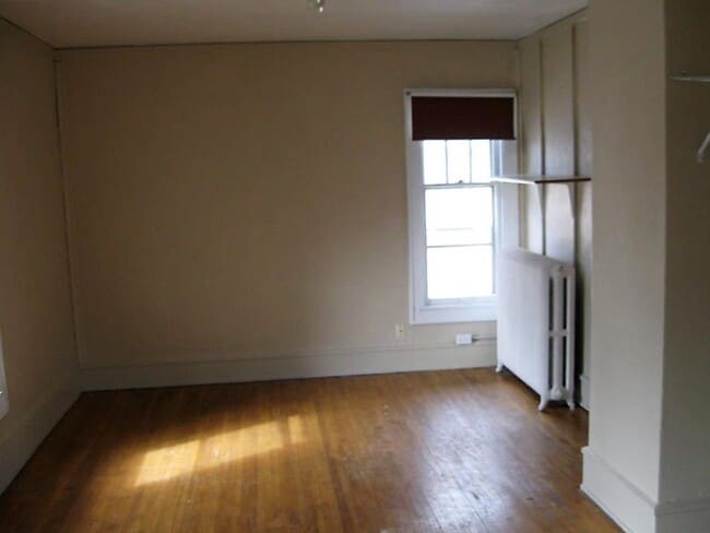 Building Photo - AVAILABLE JUNE - 6 Bed, 2 Bath Home Close to Campus!