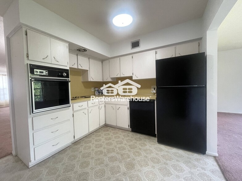 Building Photo - 2460 Persian Dr