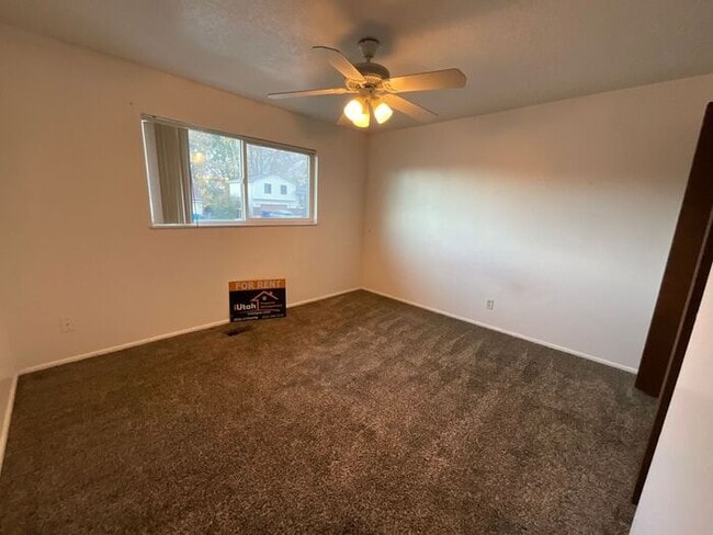 Building Photo - 2 bdrm 1 bath Duplex. Small Dog Friendly