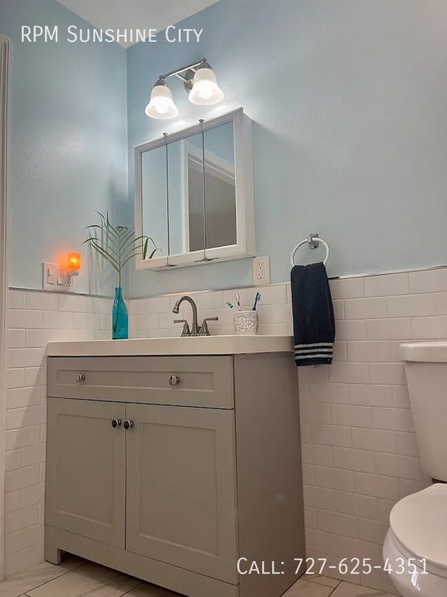 Building Photo - 521 71st Ave