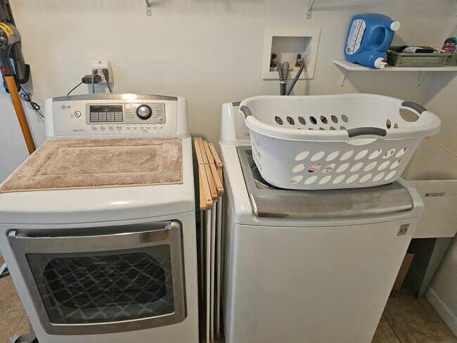 Laundry - 15 Robbinwood Ter