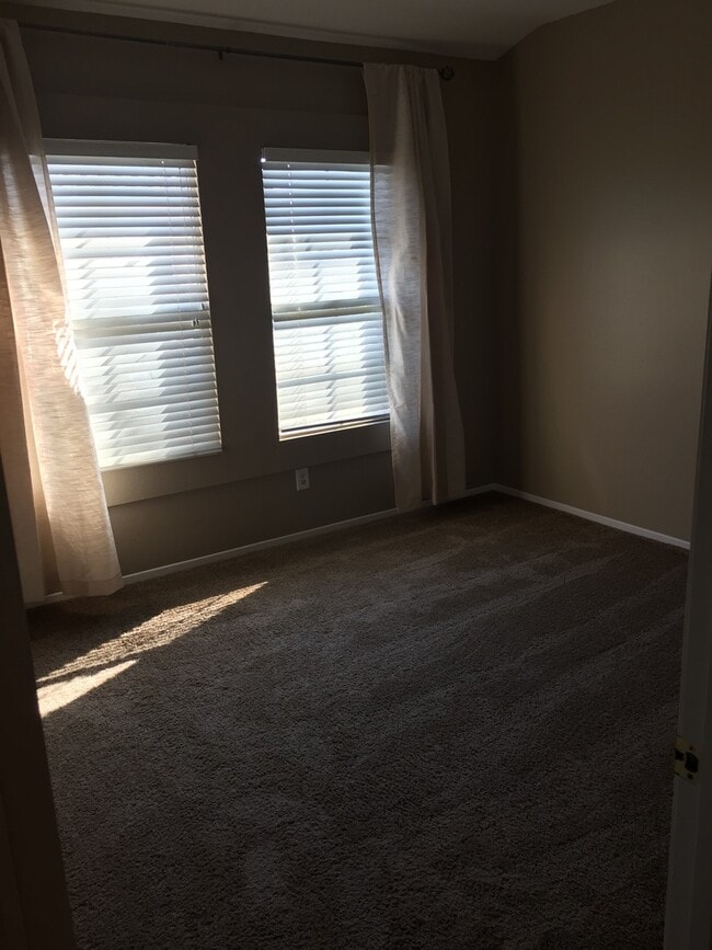 Building Photo - Large Condo with 2 bedrooms, 2 baths