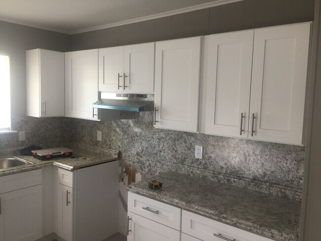 Building Photo - LARGE Spacious 5 bedroom 3 bathroom House