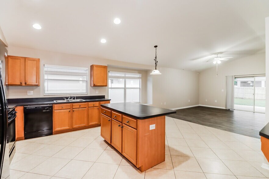 Building Photo - 9912 Riverchase Dr