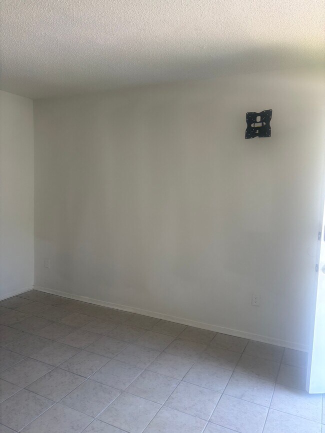 Building Photo - 2565 Peres Ave