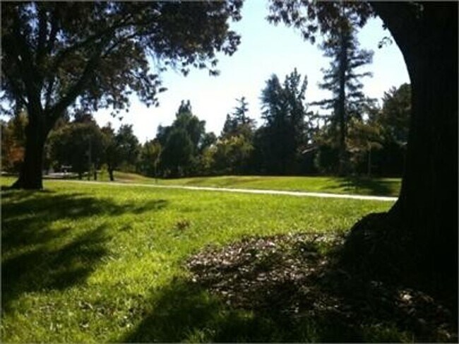 Building Photo - Spacious 2 story 4 bed. 2 bath condo