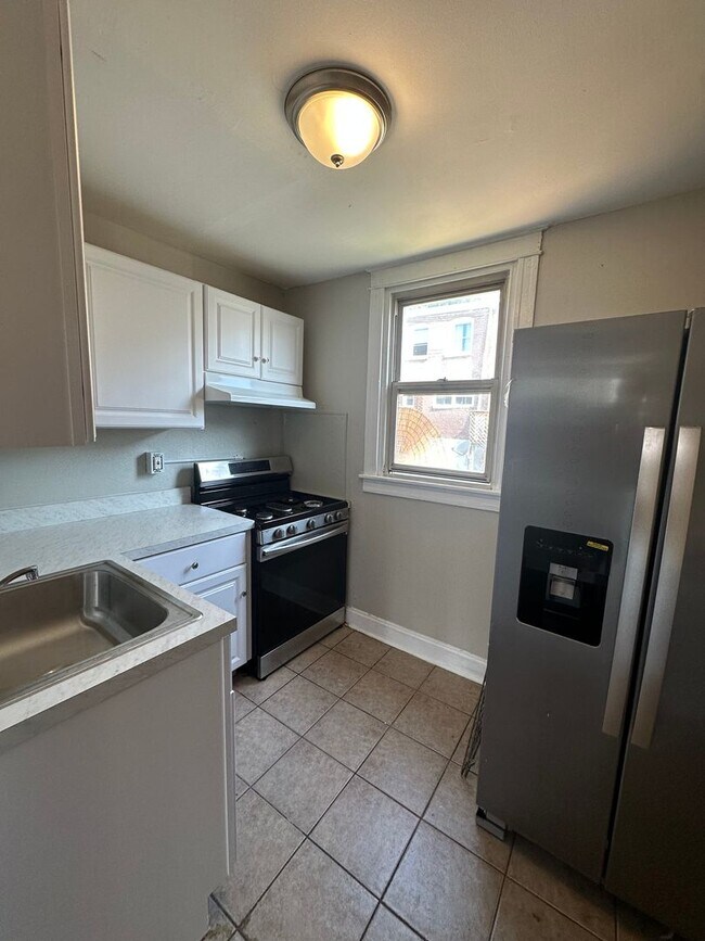 Building Photo - Beautiful 2 Bed/ 2 Full bath for rent with Finished basement.