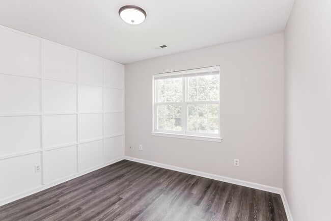Building Photo - 709 Barbee Farm Dr