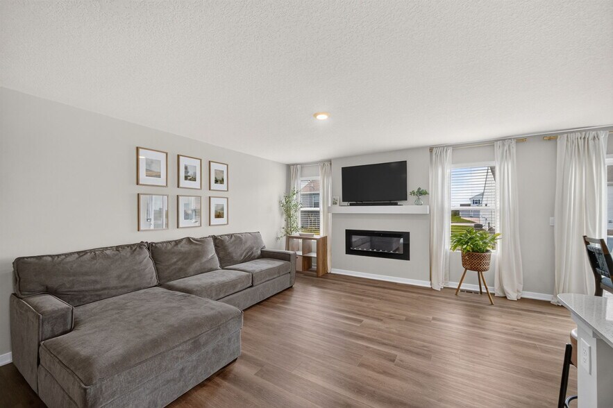 large living room - 1080 Bel Aire Ct