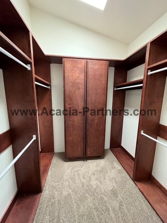 Building Photo - Large Three Bedroom Townhouse
