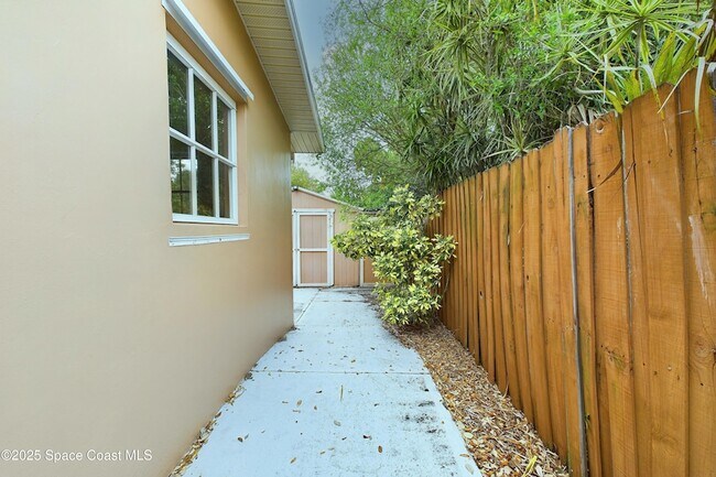 Building Photo - 1202 Yacht Club Blvd