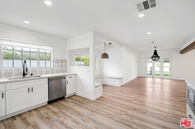 Building Photo - 5614 Ponce Ave