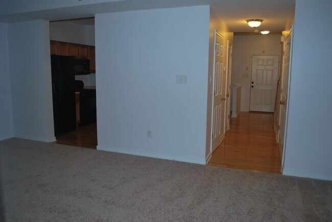 Building Photo - -- AVAILABLE SOON!  SPACIOUS 3 BED 2.5 BAT...