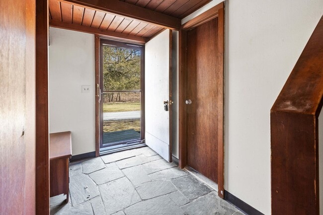 Building Photo - 304 Lake Lodge Dr