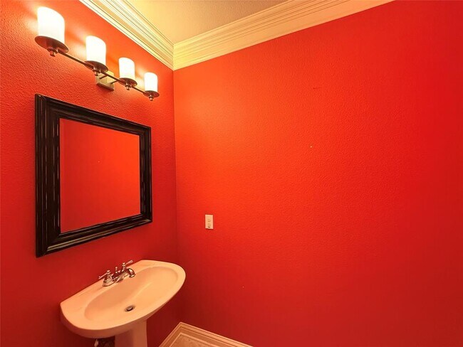 Building Photo - 2021 Simond Ave