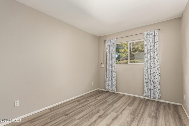 Building Photo - 105 E Manhatton Dr