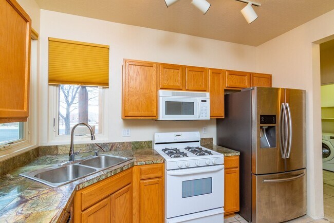 Building Photo - 7 E Saddleback Mesa