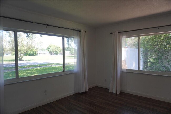 Building Photo - 401 Palm Springs Dr