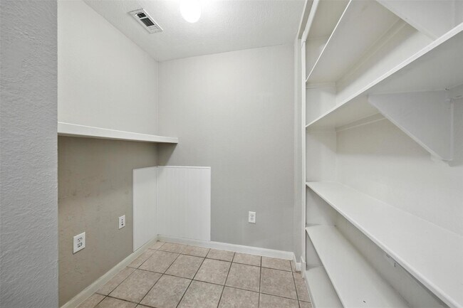 Building Photo - 7575 Kirby Dr