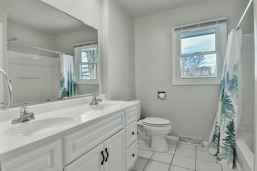 full bath - 1828 Juniper Ln