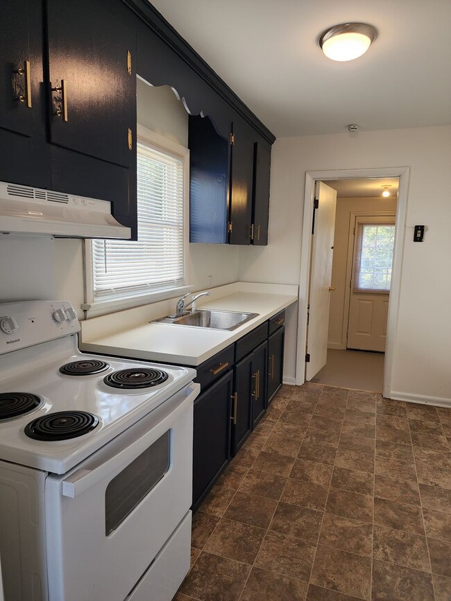 Building Photo - 3 Bedroom 1 Bath Rancher in Henrico!