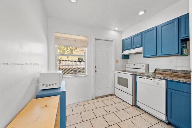 Building Photo - 1127 NE 5th Ave