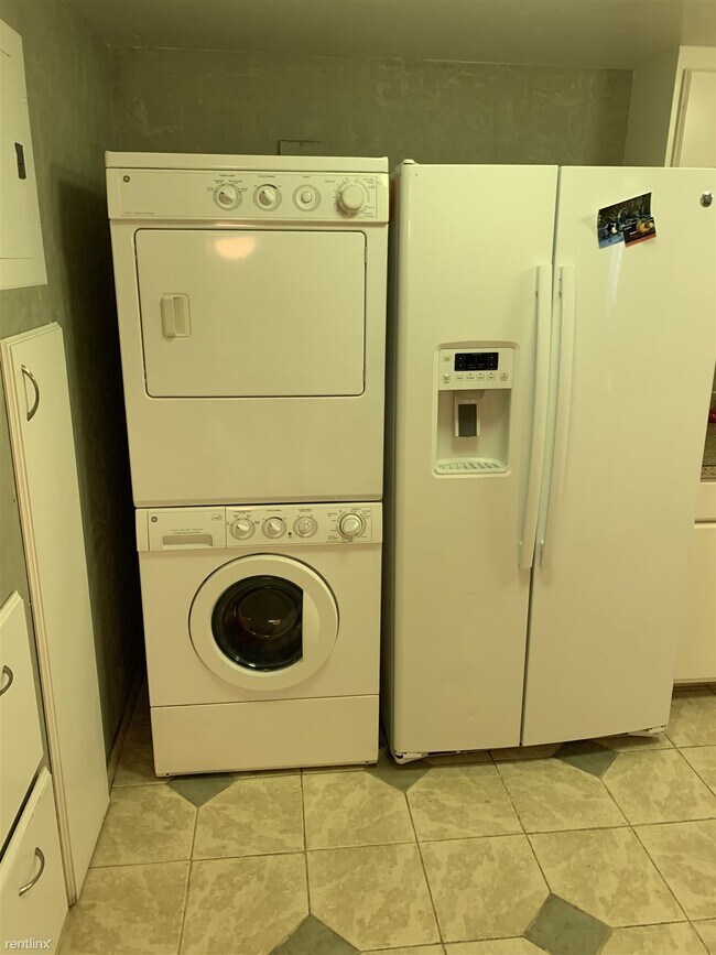 Building Photo - 2 br, 1 bath 4plex - 2959 Newton Street B