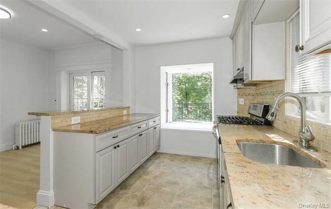 Building Photo - 11 Floyd Pl