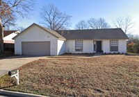 Building Photo - Solid 3 bedroom 2 bath home in Tulsa!
