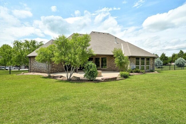 Building Photo - 22090 White Pine Cir