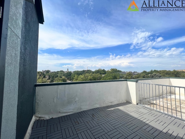 Building Photo - Maintenance Free Living ~ Close to KSU & Aggieville ~ Pet Friendly