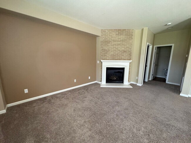 Building Photo - Large Wingfield Springs Home in cul-de-sac...