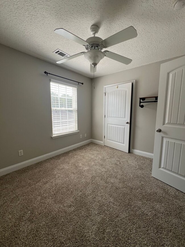 Building Photo - 4 bed 2.5 bath home!