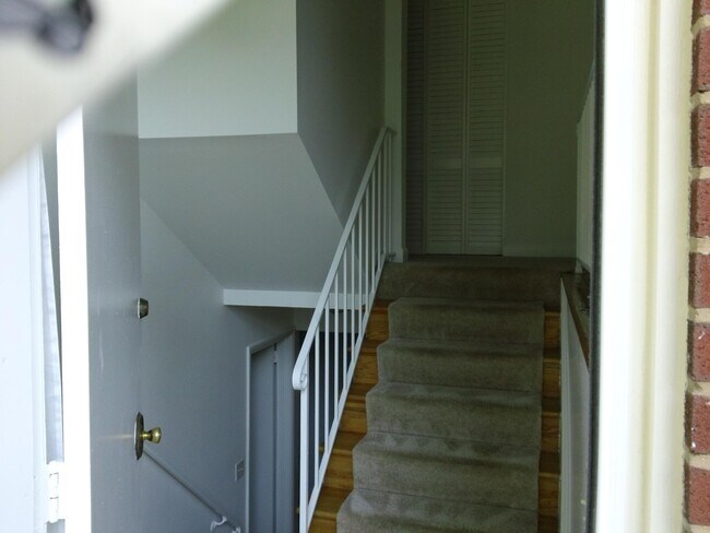 Entry foyer - 9204 Dellwood Dr