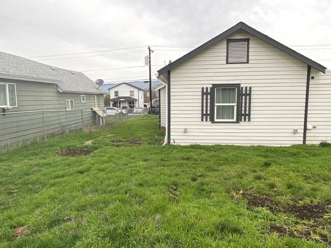 Building Photo - Remodeled Cottage