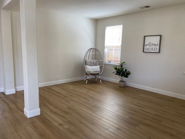 Building Photo - BEAUTIFUL TWO STORY MERCED HOME FOR RENT!