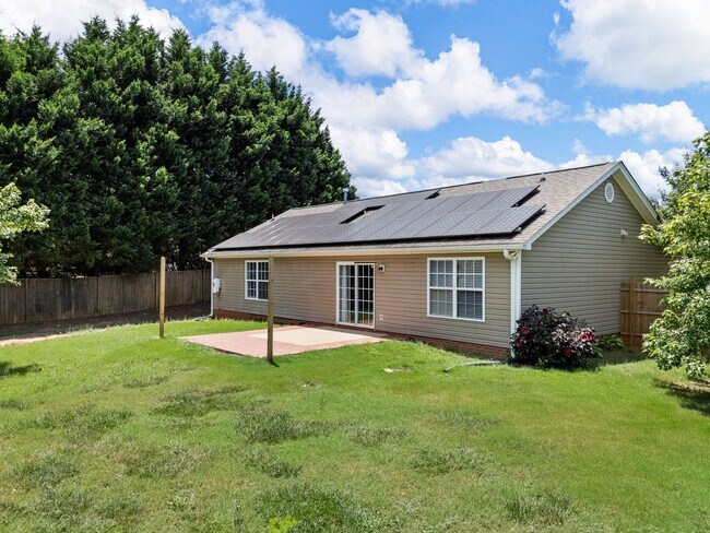 Building Photo - Charming Single-Level 3 BR, 2 BA Home with...