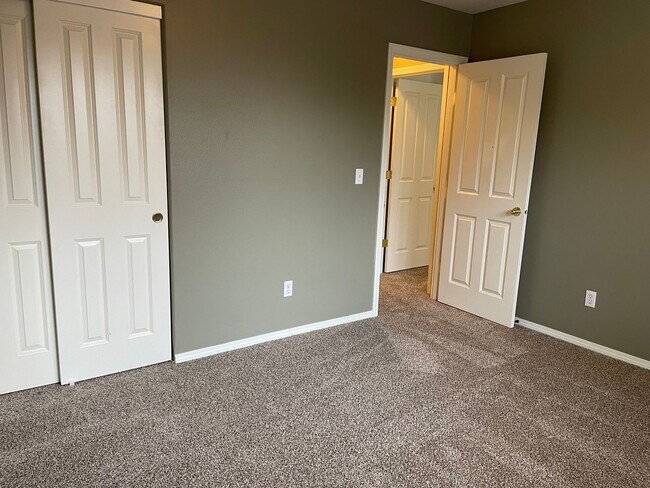 Building Photo - Custom Townhome in Camas School District! Stainless Steel Appliances and A/C!