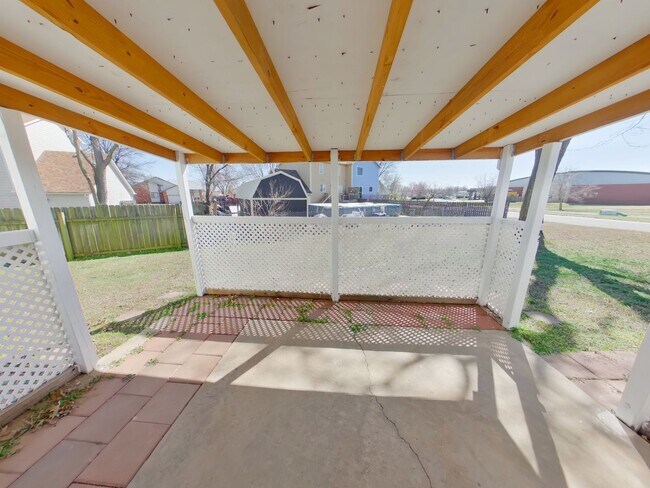 Building Photo - 812 N Sumac Rd