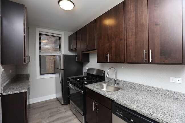 Building Photo - 716 W Brompton Ave