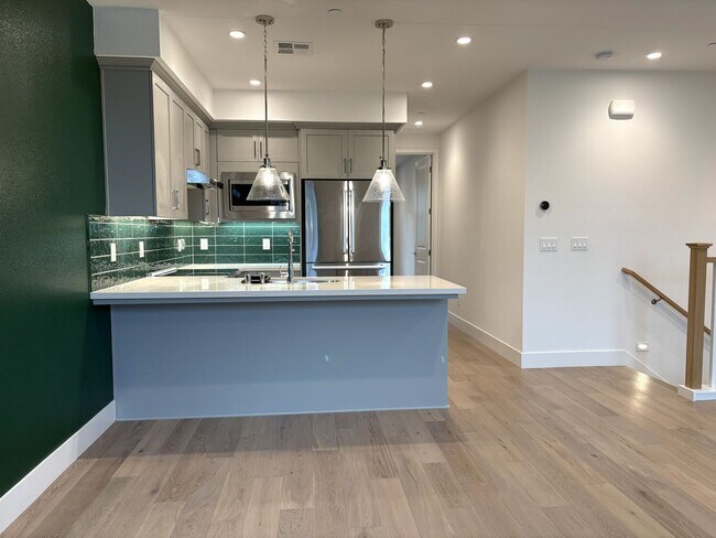 Building Photo - Modern 3BR/3BA Townhome in Prime Mountain View Location