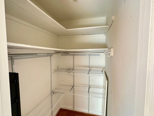 Building Photo - Rarely available 3-Bed, 2-Bath condo in th...